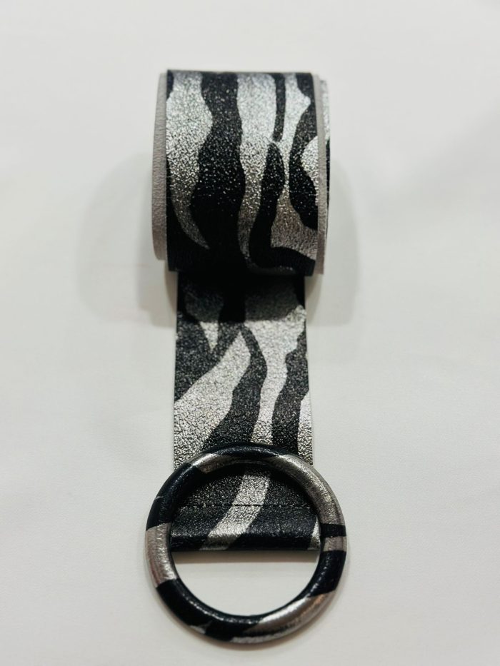 Cinturón piel print plata